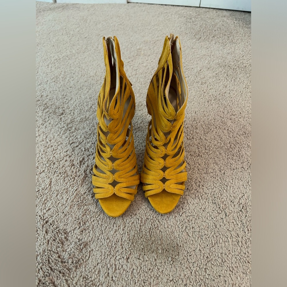 Beautiful Zara Mustard Heels in Size 36 or 6
